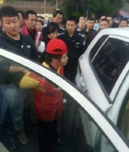 女志愿者被民警帶上警車，受傷女子則被送醫救治。