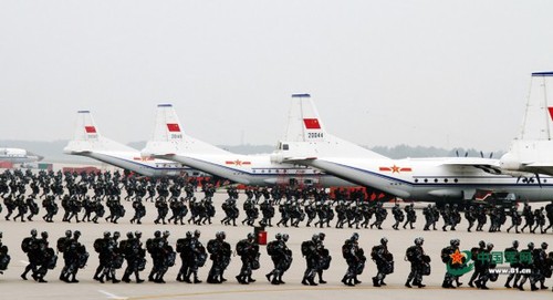 開始訓練生活，在集體中的你會覺得越來越有力量。圖為空降兵訓練。王海濤 攝