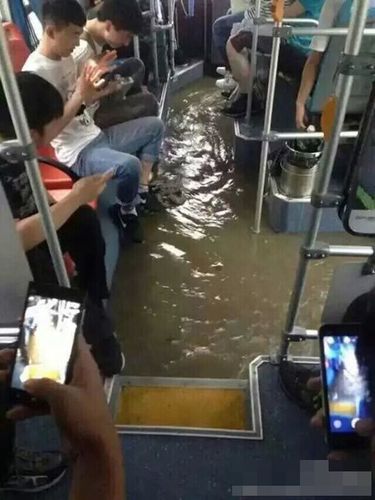 6月2日，江蘇多地出現暴雨，省會南京更是達到大暴雨級別，這是南京今年來最大的一場雨，全城被淹，部分地區水深及腰。雖未到梅雨季節，但南京這場雨，已頗具汛期神韻。