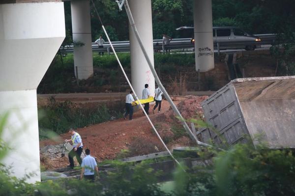 清晨5：25，救援人員在現場清理出一具遇難者遺體。據事故現場附近的廢品場工作人員介紹，凌晨3：00許，突然聽到巨響，便出來查看，當時匝道已斷開倒塌。圖為事故現場，有大貨車翻倒在路面上。