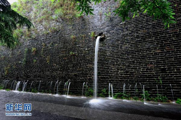 　 6月27日，南京明城墻太平門段再現“龍吐水”景觀。　　