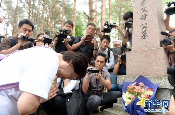 日本遺孤來華祭拜中國養父母-下跪痛哭2