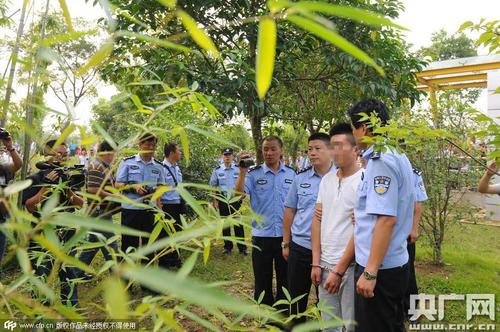 2015年07月20日，安徽滁州，菱溪湖公園兇殺案犯罪嫌疑人在菱溪湖公園進行犯罪現場指認。1