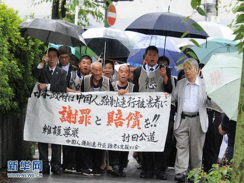 今年6月，二戰(zhàn)幸存中國勞工及遺屬冒雨前往大阪地方法院起訴日本政府。（資料圖）