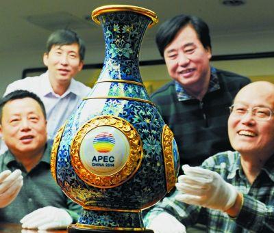 《四海升平》景泰藍(lán)賞瓶由中國七位國家級、北京市工藝美術(shù)大師聯(lián)手創(chuàng)作，以藏于北京故宮博物院的霽紅釉玉壺春瓶為原型，實(shí)現(xiàn)了傳統(tǒng)和創(chuàng)新的融合。