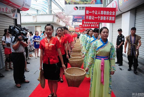 圖為宋城景區采取游客打賞模式。