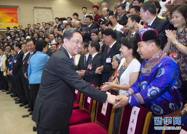 8月18日，中共中央政治局常委、全國政協主席俞正聲在北京會見第六次全國民族教育工作會議代表并與大家合影留念。 新華社記者 謝環馳 攝