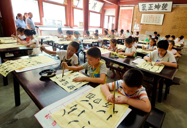 　　八月十五日，北京高碑店首屆中國書畫藝術節在高碑店國粹書畫藝術區拉開帷幕。在科舉匾額博物館，高碑店小學的同學通過學做拓片、誦讀弟子規、中國繪畫書法等課程學習傳統文化。本報記者 賈寧 攝