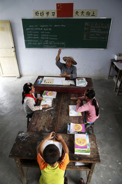 重慶市黔江區(qū)太極鄉(xiāng)新陸村小學坐落在大山中，交通不便，隨著多年的人口外流，這學期只剩下3名四年級學生和鄔榮祿一名老師。