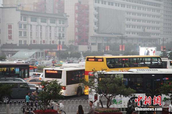 9月30日，西安，2015年國慶黃金周到來，全國各地又將迎來“堵車”高峰，晚上堵成“銀河”，白天堵成“停車場”。彭華 攝 圖片來源 CFP視覺中國