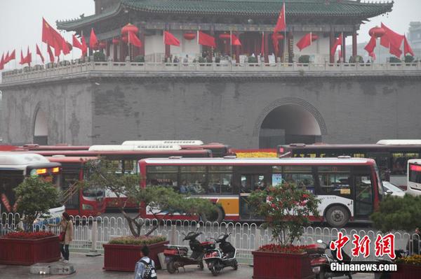 9月30日，西安，2015年國慶黃金周到來，全國各地又將迎來“堵車”高峰，晚上堵成“銀河”，白天堵成“停車場”。彭華 攝 圖片來源：CFP視覺中國