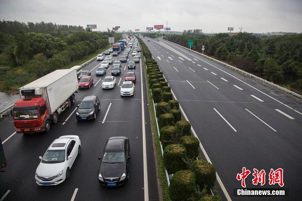 10月1日，江蘇南通，車輛在沈海高速蘇通大橋南通段緩行。朱吉鵬 攝 圖片來源：CFP視覺中國