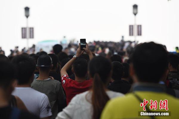 10月1日，杭州西湖的斷橋上人頭攢動。當日是國慶國慶黃金周第一天，大批國內外游客前往杭州西湖，西湖各景點是人頭攢動，西湖迎來了國慶黃金周旅游高峰。龍巍  攝