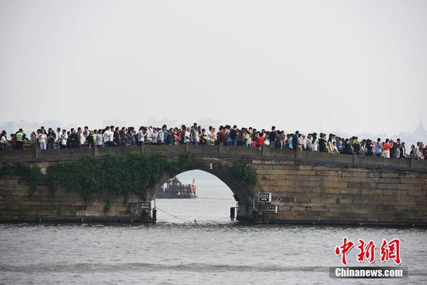 10月1日，杭州西湖的斷橋上人頭攢動(dòng)。當(dāng)日是國(guó)慶國(guó)慶黃金周第一天，大批國(guó)內(nèi)外游客前往杭州西湖，西湖各景點(diǎn)是人頭攢動(dòng)，西湖迎來(lái)了國(guó)慶黃金周旅游高峰。龍巍 攝