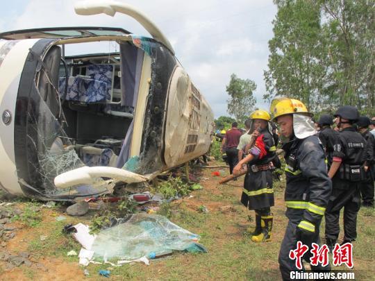 海南載46人學校春游車側翻 8名小學生遇難