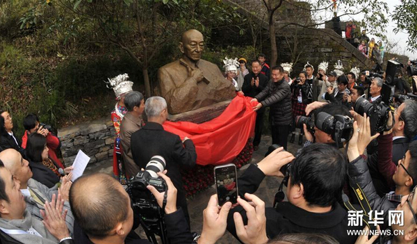 11月30日，吳清源銅像在鳳凰古城揭幕。