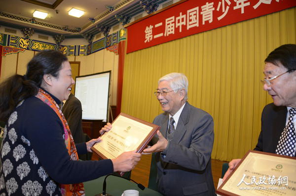 14-中國教育學會名譽會長、青愛工程領導小組組長顧明遠為標桿小屋、特色小屋頒發牌匾_副本