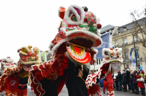 1月1日，在法國巴黎，來自巴黎華埠的謝卓賢金龍醒獅武術隊在香榭麗舍大街表演舞獅。