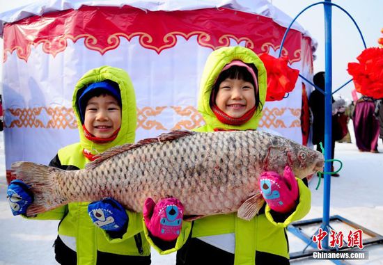 2016年01月16日，遼寧省沈陽(yáng)市，為期一個(gè)半月的第四屆遼寧康平臥龍湖大遼文化冬捕節(jié)在沈陽(yáng)市康平縣臥龍湖開(kāi)幕，期間舉行遼代祭祖儀式、祭湖醒網(wǎng)儀式、觀看北方傳統(tǒng)古法捕魚、品嘗魚頭湯、看雪雕、逛廟會(huì)等豐富多彩的系列活動(dòng)。臥龍湖位于沈陽(yáng)北部，面積127.5平方公里，是遼寧省最大的平原淡水湖。當(dāng)?shù)氐拇筮|文化冬捕節(jié)已經(jīng)連續(xù)舉辦三屆，遼代元素貫穿整個(gè)冬捕活動(dòng)，成為遼寧北部地區(qū)獨(dú)具特色的冬季旅游品牌。視覺(jué)中國(guó)