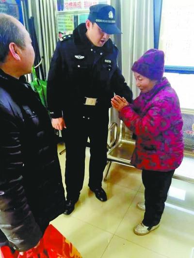 母子倆在警務站相見