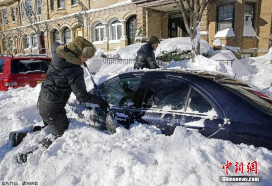 當地時間1月24日，美國遭遇暴風雪襲擊。罕見暴風雪天氣重創美國東北部地區，當天美國首都華盛頓、費城全城停擺，美國最大城市紐約幾乎全城癱瘓。