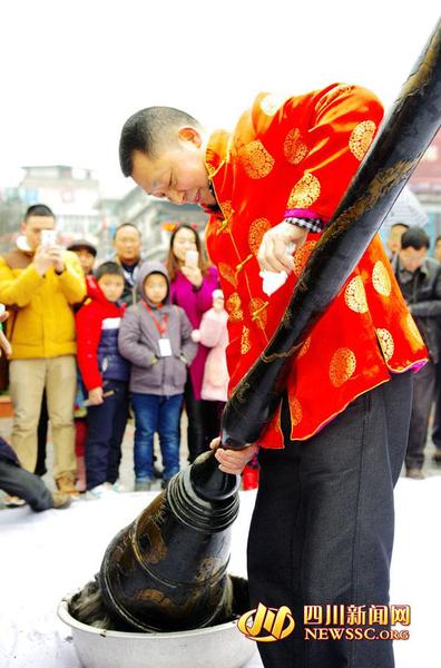 　　何文軍正在做事前準備工作。（攝影：鄧竹陽）