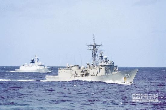 資料圖：1月1日，在澳洲以東海域，解放軍海軍益陽艦（左）和澳洲海軍達爾文號護衛(wèi)艦（右）在南太平洋舉行聯(lián)合演練。