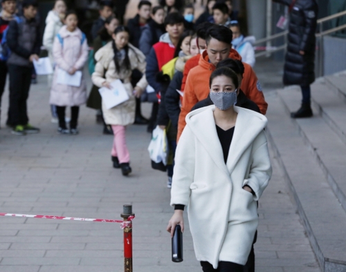 在北京電影學院，報考表演學院的考生排隊入場。