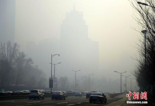 2月23日，新疆烏魯木齊市再度出現重度霧霾天氣，整個城市籠罩在霧霾之中，空氣質量指數為嚴重污染。22日為農歷正月十五，該市隨處都可聽到燃放煙花炮竹的聲音，夜晚時分達到頂峰，燃放煙花炮竹產生的煙霧，久久無法散去。圖為城區高層樓宇隱沒在霧霾之中，遠看酷似“海市蜃樓”。