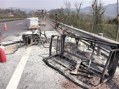 駕駛員開車亂丟煙頭結(jié)果燒了自己的車和貨（圖）