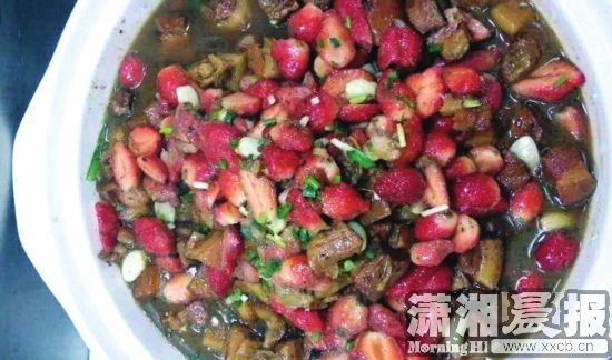 湖南大學食堂推新菜草莓紅燒肉半小時被搶光（圖）