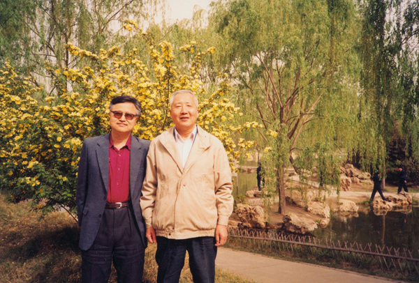 1994年，于是之和童道明在紫竹院公園合影