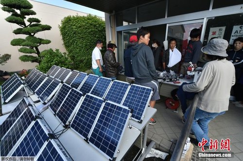 當地時間4月17日，臨時避難所用太陽能板為災民的手機充電。