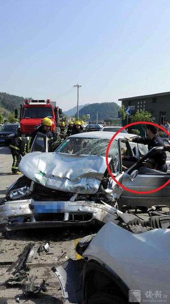 警察車禍現場跪地10分鐘 當