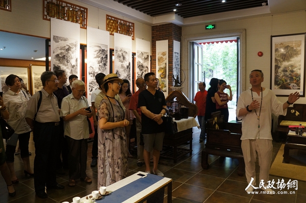 5月8日,“禪意?山水”康明義水墨山水作品展上，國家一級美術(shù)師康明義（右一）致辭。