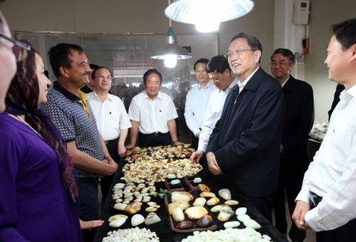 5月22日至24日，中共中央政治局常委、全國政協主席俞正聲在河南調研。這是5月22日，俞正聲在南陽市鎮平縣石佛寺鎮天下玉源市場詳細了解涉疆服務管理情況。