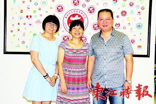 “東平哥”與妻子江鳳蘭（中）、妹妹黃秀影（左）。