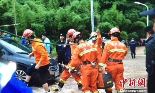 圖為建德消防官兵在現(xiàn)場救援。　余炫 攝