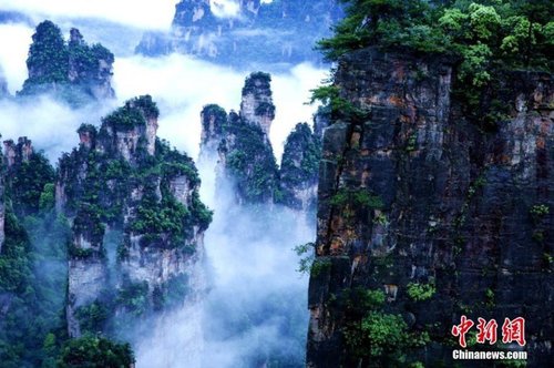 張家界武陵源雨后云海景觀。