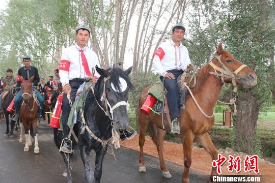 馬背義務消防隊隊員每次集合出發巡邏成為當地的一道風景。　汪渝 攝