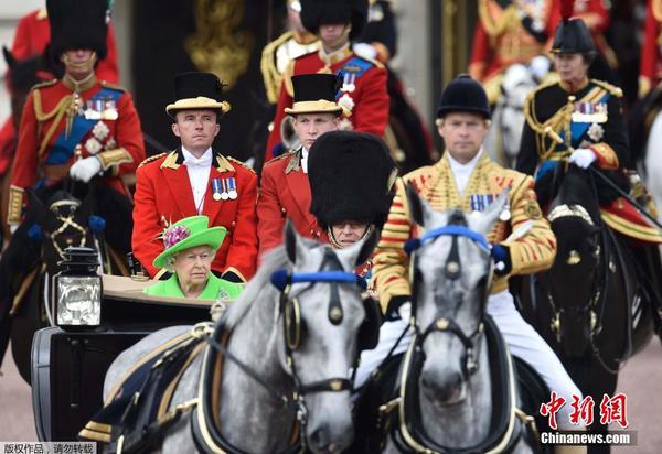 英國女王90大壽慶典 皇家衛兵齊刷刷帥氣亮相5