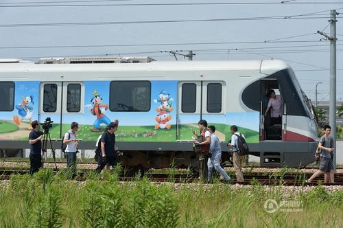 2016年6月14日，上海地鐵迪士尼主題列車在地鐵川楊河基地正式亮相，該車身及車廂內(nèi)部噴有迪士尼經(jīng)典卡通人物形象，包括米老鼠、唐老鴨等，該主題列車將于16日中午正式運行。賴鑫琳 攝