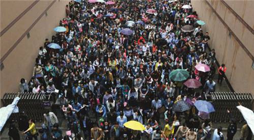 2016 年 4 月 23 日，湖北省武漢市中南財經政法大學考點，考生冒雨參加筆試。