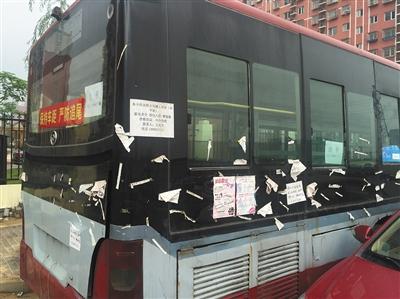 郭公莊幸福家園西門外，路側停有一輛廢棄公交車。車內醒目位置貼著公交593路線路圖。新京報記者