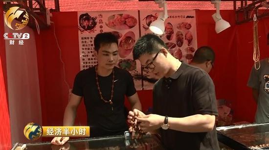 曹荻明打理著家里的一家老字號(hào)的文玩店，幾乎每個(gè)潘家園的集日他都會(huì)來(lái)逛逛，有時(shí)是為了撿漏、進(jìn)貨，更多的時(shí)候是為了感受一下市場(chǎng)的行情。