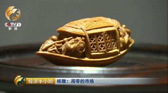 人越聚越多，買賣興隆，核雕價(jià)格也節(jié)節(jié)攀升，從幾百元漲到幾千元，又從幾千元躥到幾萬(wàn)元，很多原本不是從事核雕的工匠，也紛紛轉(zhuǎn)行來(lái)雕刻橄欖核。
