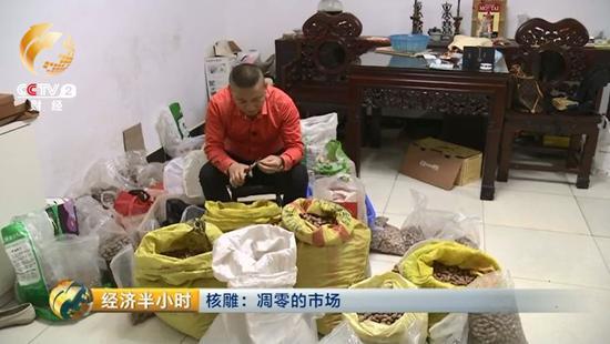 這天傍晚，當(dāng)記者來(lái)到他家時(shí)，他正在整理囤在家里的橄欖核。