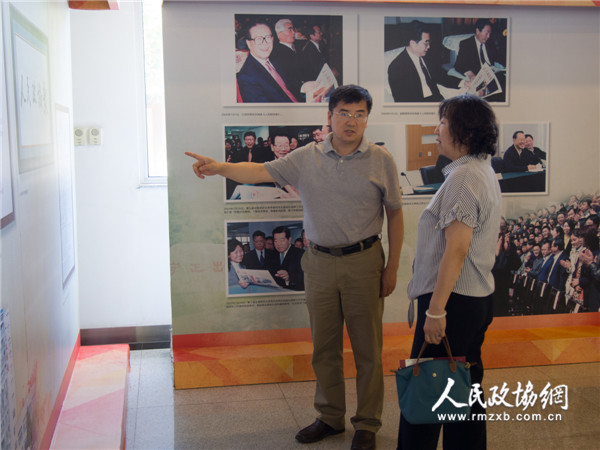 圖為人民政協(xié)報社黨組書記、總編輯周北川（左一）向全國政協(xié)委員周秉建（右一）介紹人民政協(xié)報社發(fā)展情況。