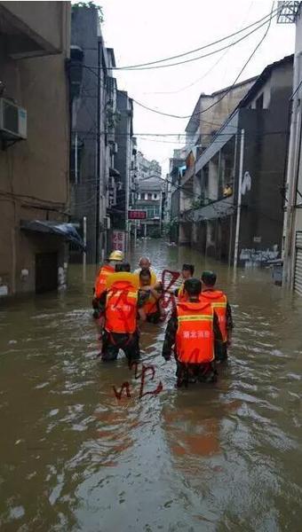 湖北一男子冒暴雨淌水撈魚 掉入下水道仍未找到