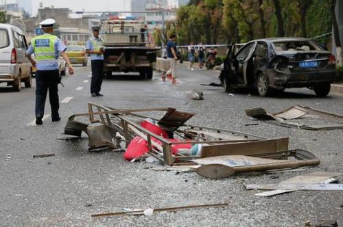 大學生駕車沖上公交站致1死2傷：已拿駕照兩年